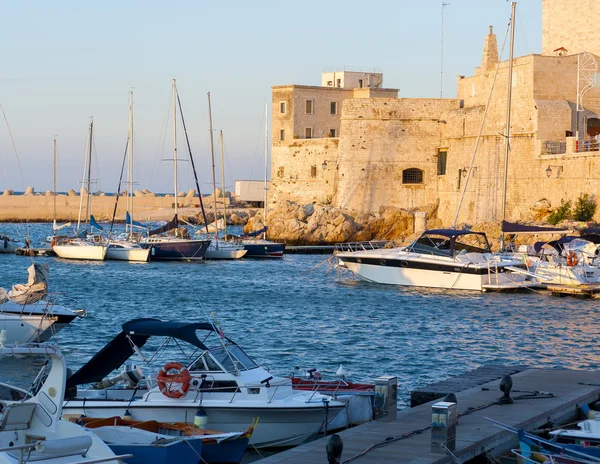 Yacht marina. Lots of beautiful yachts moored. — Stock Photo, Image