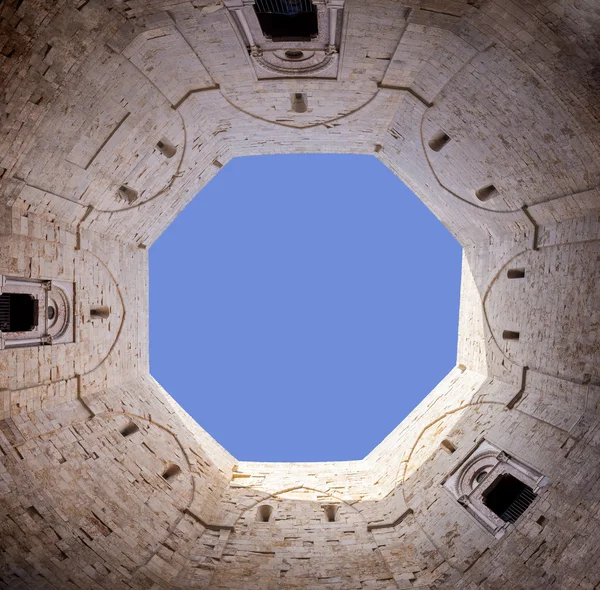 Céu visto no pátio de Castel del Monte. Apúlia, Itália — Fotografia de Stock