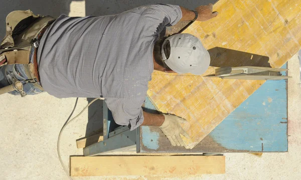 Tablones de madera de corte carpintero con sierra de mesa — Foto de Stock