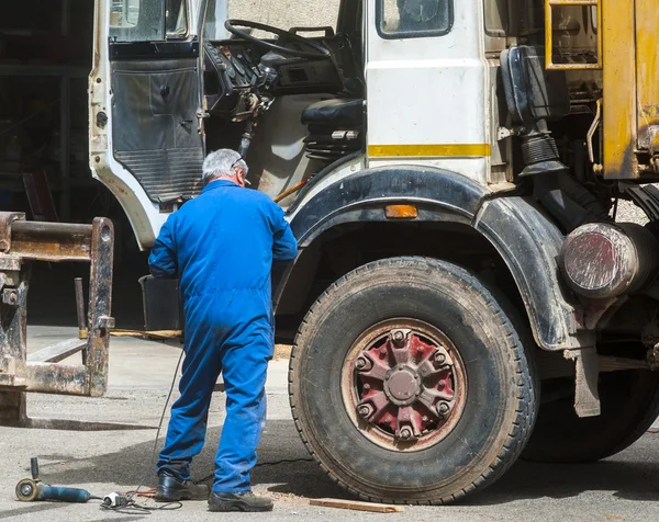 Arbetaren mekaniska reparera lastbilar — Stockfoto