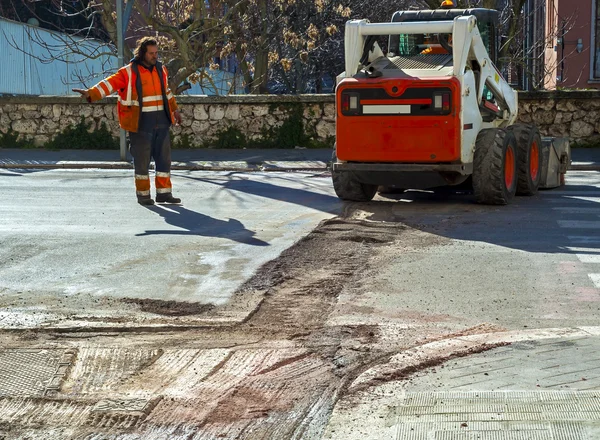 Le travailleur vérifie la circulation pendant les travaux de fraisage de la surface de la route — Photo