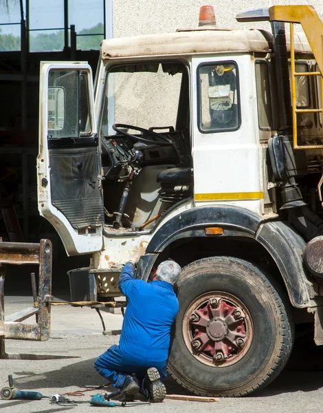 Arbetaren mekaniska reparera lastbilar — Stockfoto