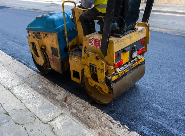 Compacteur à rouleaux à vibrations légères sur chaussée asphaltée — Photo