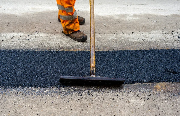 Construction Worker during Asphalting Road — Stock Photo, Image