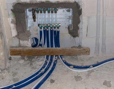 Termal su sistemi montaj işçisi manifoldu