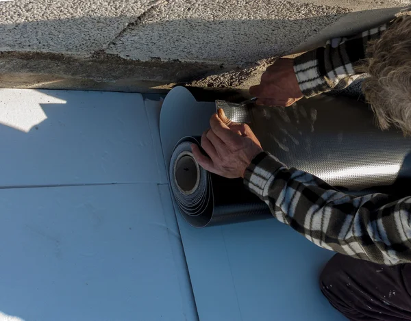 Arbeiter Bereiten Einen Teil Der Bitumen Dachfilzwalze Für Das