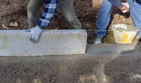 Workers laying concrete curbs — Stock Photo, Image