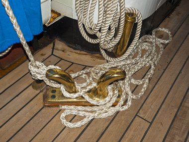 bir geminin güvertesinde Denizi düğüm