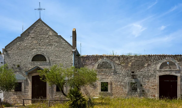 Små gamla kyrkan bifogas en gård som tillhör landskapet Apulien — Stockfoto