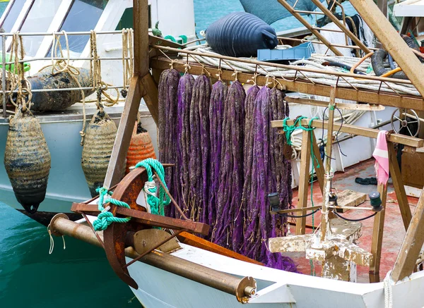 Coloridas redes flotantes de un barco pesquero del lago Varano, Puglia — Foto de Stock