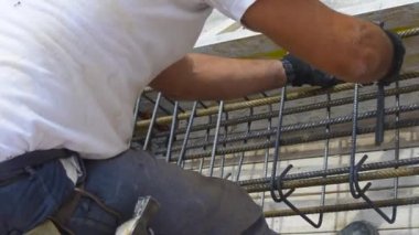 işçiler ellerini önce beton üzerine dökülür, çelik tel ve güvenli inşaat demiri için kerpeten kullanarak. 