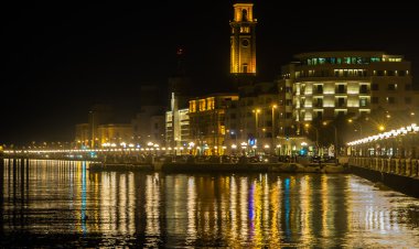 Bari gece deniz ve şehir ışıkları