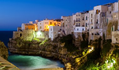 Polignano a Mare geceleri. Deniz ve kayalar