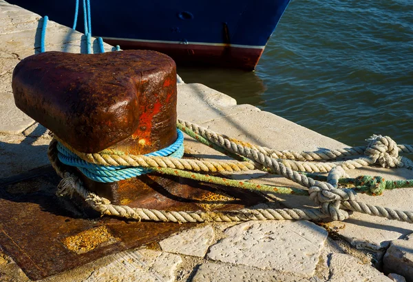 Barcos anclados en el puerto — Foto de Stock