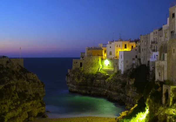 Polignano eine Stute in der Nacht. Meer und Felsen. — Stockfoto