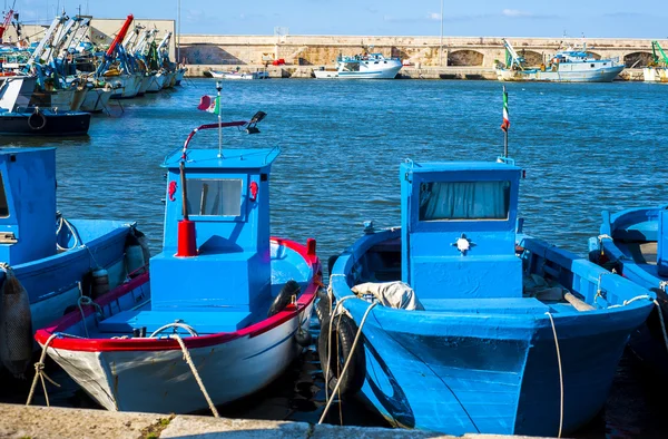 Balıkçı tekneleri Limanda demirli. — Stok fotoğraf