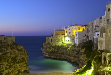 Polignano a Mare geceleri. Deniz ve kayalar