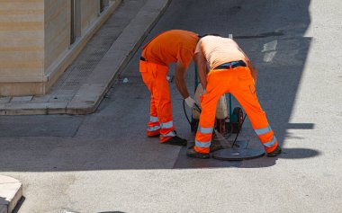 Kanalizasyon sistemindeki hamamböceklerinin defezasyonuna piretroid böcek ilacı sıkılmış..