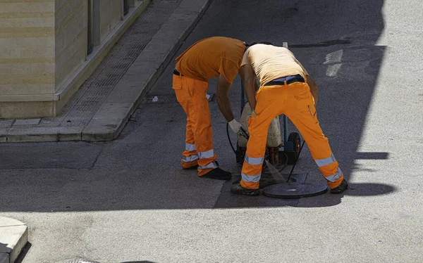 Desinficering Kackerlackor Avloppssystemet Med Sprutning Pyretroida Insekticider — Stockfoto