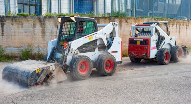 Yol değirmeni makinası ve süpürücü eklentileri için varil değirmeni mini kazıcı. Patinaj dümeni için yol yenileme aksesuarı için asfalt değirmeni. Süpürge toplar, toplar, döker ve döker..