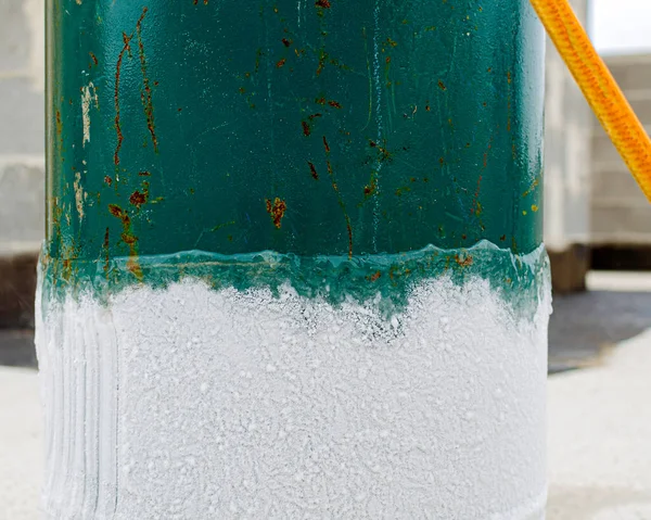 詳細集中使用中および加熱なしで発生する氷形成を有するプロパンガスシリンダー — ストック写真
