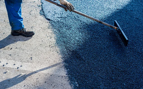 Lavoratori Regolano Posa Nuovo Asfalto Rattoppare Urto Sulla Strada — Foto Stock