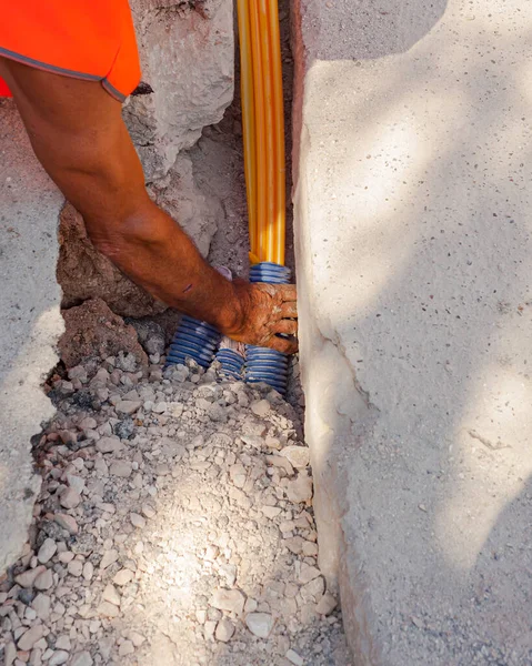 Trabajador Inserta Cables Fibra Óptica Enterrados Una Micro Zanja — Foto de Stock