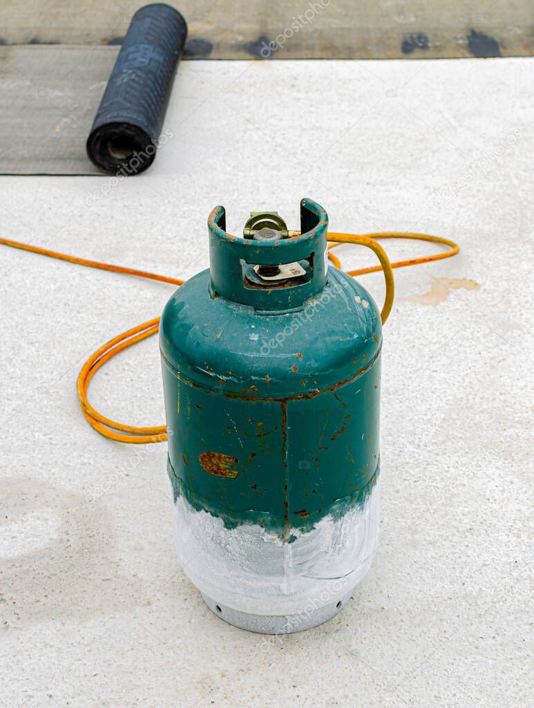 propane gas cylinder with ice formation that occurs during intensive use and without heating