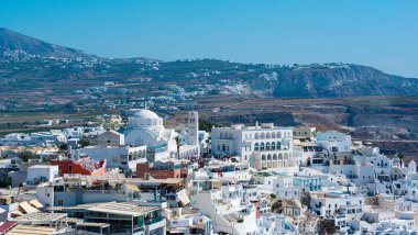 Yunanistan 'ın Ege Denizi' ndeki Santorini Adası 'ndaki volkanik kalderada asılı duran Santorinis kenti Fira' nın gemisinden panoramik manzara