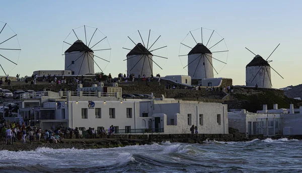 ギリシャのミコノス島 9月2019 時間の経過 リトルヴェネツィア 付近の観光客は日没を賞賛します 背景にはパノラマ風車 — ストック写真