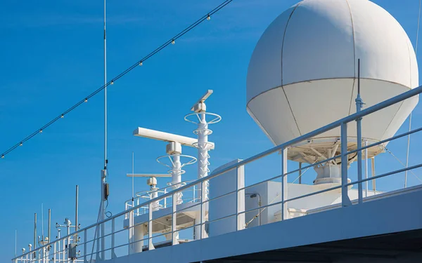 Antenna Satellitare Colore Bianco Carico Una Nave Sedie Sdraio Sul — Foto Stock