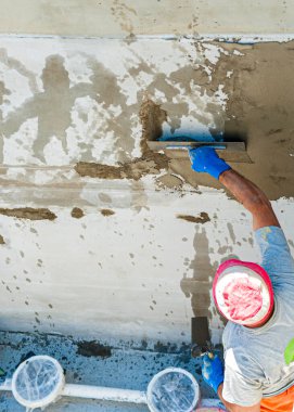 İnşaat Duvarında Sıvacı Beton İşçisi