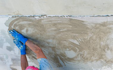 İnşaat Duvarında Sıvacı Beton İşçisi