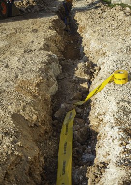 Sarı plastik boru hattı fiber optik kabloyu korumak ve yeraltına gömmek için.