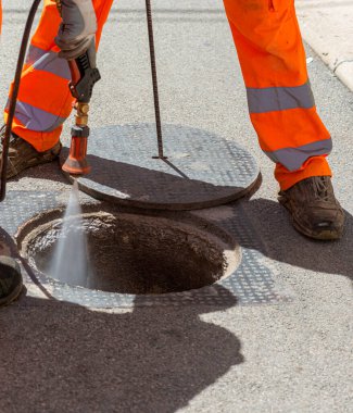 Kanalizasyon sistemindeki hamamböceklerinin defezasyonuna piretroid böcek ilacı sıkılmış..