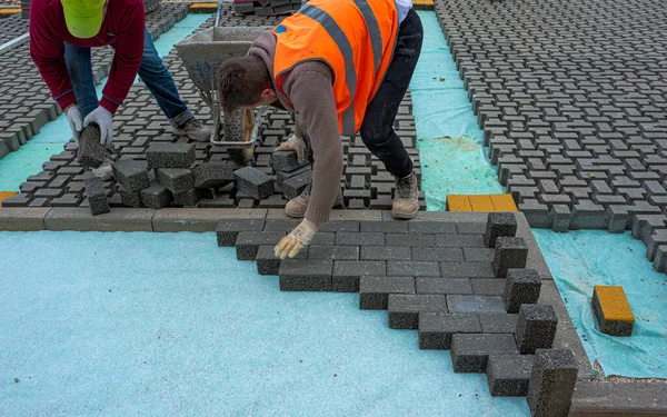 Pavimentación Piedra Trabajador Está Poniendo Pavimentos Durante Construcción Una Calle — Foto de Stock