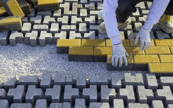 Kőmunkás Járdákat Tesz Egy Városi Utca Építése Során Lepedőre Nem — Stock Fotó
