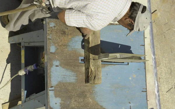 木匠从事机床的木工工作 建筑工地木工机床上的木匠 — 图库照片