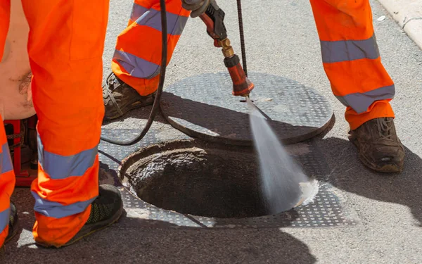 disinfestation cockroaches in the sewer system with spraying of pyrethroid insecticides.