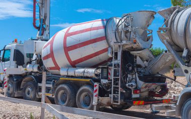 Ayrıntılar, asansör üzerinden beton pompalı mikser kamyonuyla taşınıyor..