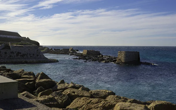 スペインのタリファ フェニキアの港とパロマス島への防波堤 — ストック写真