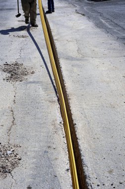 İşçi mikro sipere fiber optik kablolar yerleştiriyor