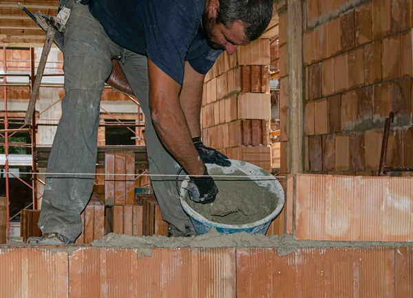 Robotnik Budowlany Murarski Montujący Ceglany Mur Ścianie Zewnętrznej Placu Budowy — Zdjęcie stockowe