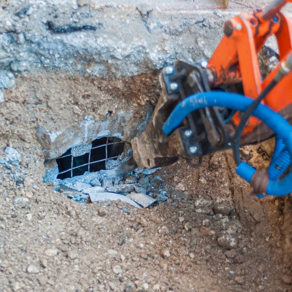 Mini Excavator Equipped Pneumatic Hammer Breaches Reinforced Concrete Manhole Coverin — Stock Photo, Image