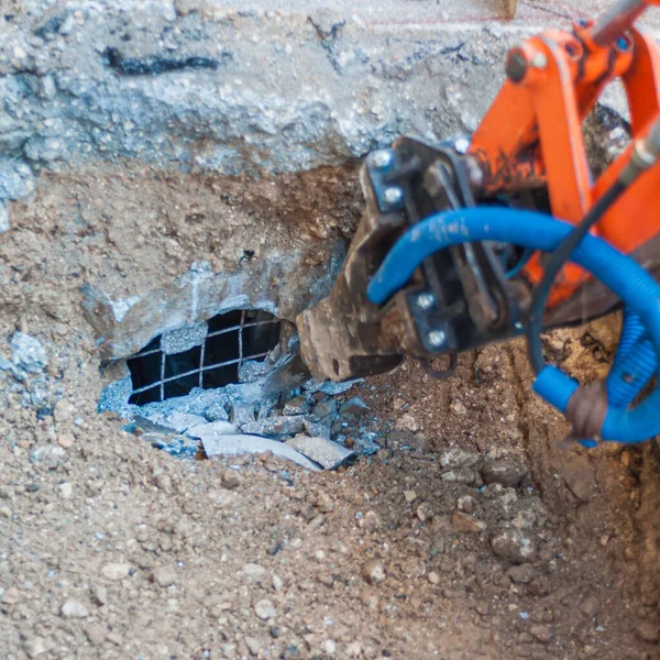 Mini Bagger Mit Presslufthammer Ausgestattet Durchbricht Eine Stahlbeton Kanaldeckel Bei — Stockfoto