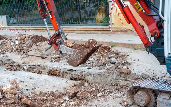 Mini Escavadeira Equipada Com Balde Muito Estreito Para Realizar Escavações — Fotografia de Stock