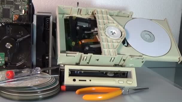 旧Sata Ata硬盘驱动器和驱动程序Cd的堆栈 — 图库视频影像