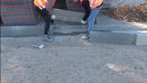 Trabalhadores Que Instalam Concreto Freio Pedra Usando Corda Com Estacas — Vídeo de Stock