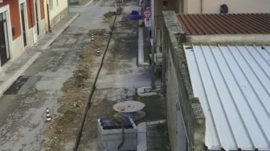 Telekomünikasyon dağıtım ağı için fiber optik kablolar çalıştırmak için gömülü plastik kanallar için kısıtlı bir bölüm kazmak.
