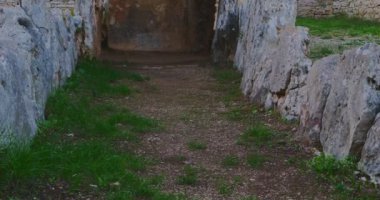 Bisceglie 'de (İtalya) tarih öncesi bir bina olan Dolmen Della Chianca' nın hava manzarası).